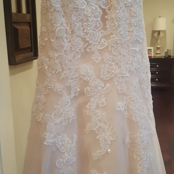 Elegant Ivory Lace Wedding Dress - Picture 6 of 12